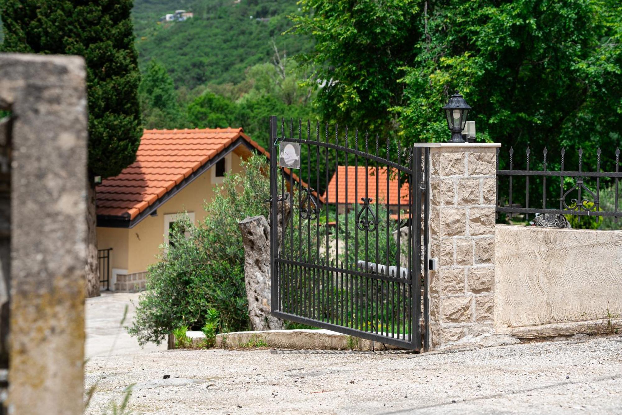 בודווה Sunset & Sunrise Villas In Stanisici-Two Villas With Common Pool מראה חיצוני תמונה